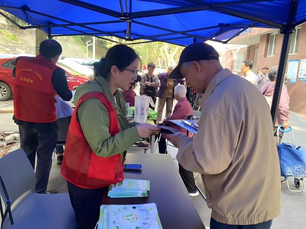 爱在重阳 情暖桑榆——市机关事务管理局开展重阳节广场志愿服务活动暨营养健康咨询服务